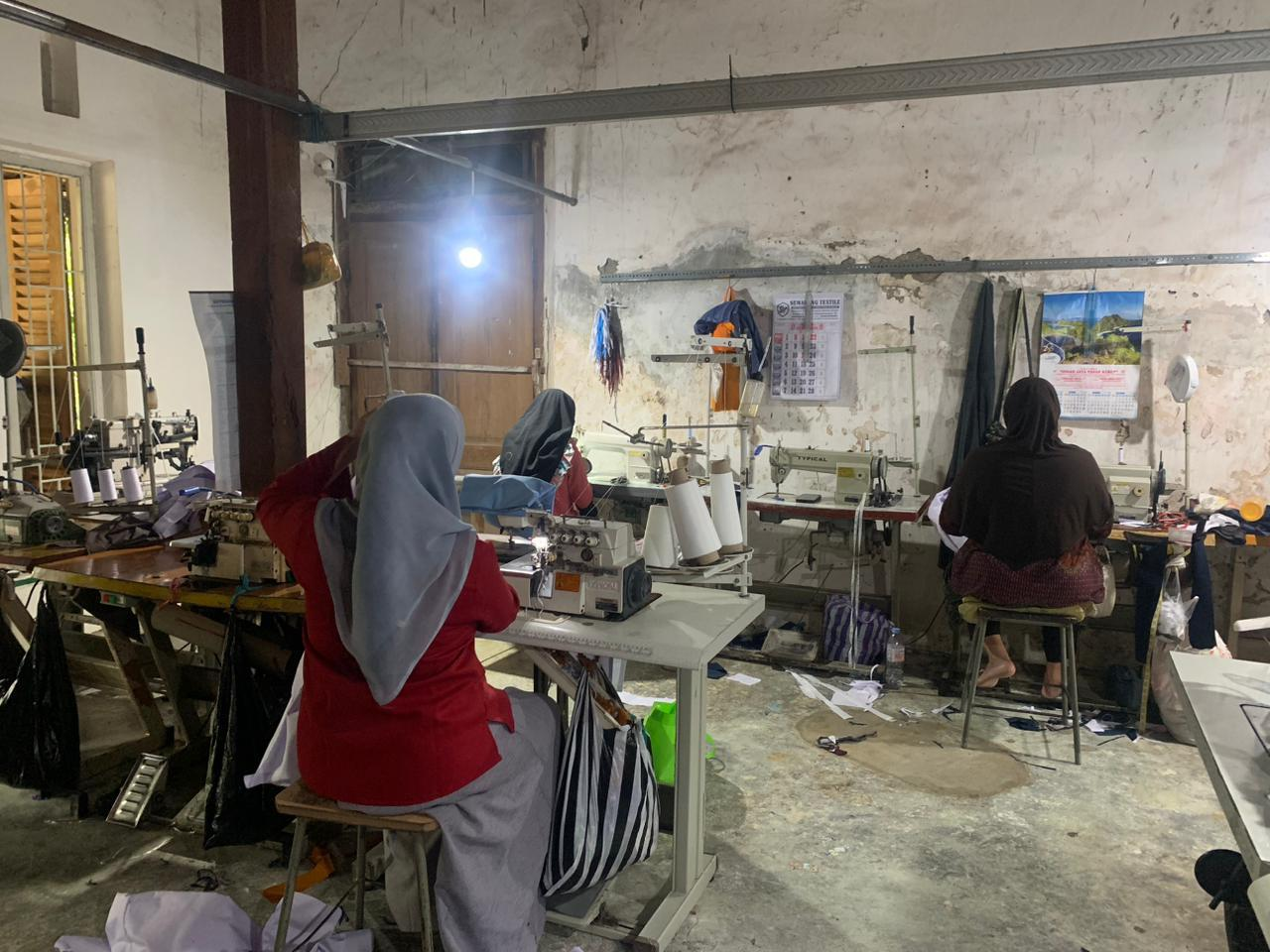 Proses Menjahit Ahli
